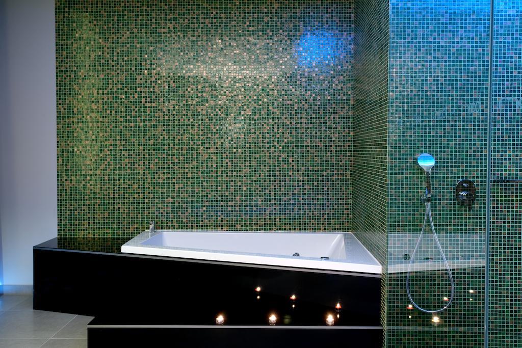 Suite with Hot Tub,237119169:JPEG